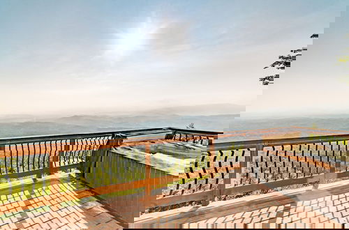 Foto 43 - Unparalleled Views Deck w Hottub Game Room Pool Table Panorama by Avantstay