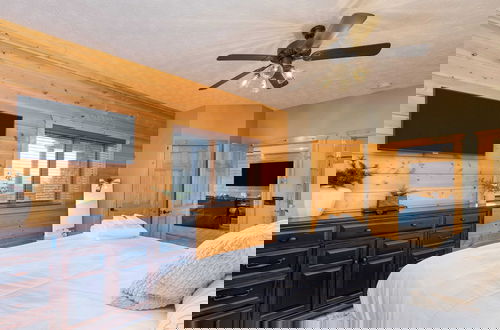 Foto 45 - Pinnacle Chalet by Avantstay Luxury Cabin w/ Panoramic Views, Fireplace & Game Room