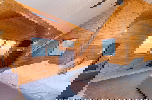 Foto 40 - Pinnacle Chalet by Avantstay Luxury Cabin w/ Panoramic Views, Fireplace & Game Room