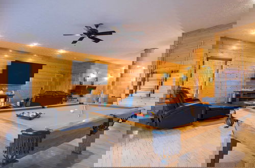 Photo 4 - Luxury Cabin w Panoramic Views Firepit Game Room Pinnacle Chalet