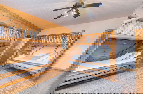 Foto 48 - Pinnacle Chalet by Avantstay Luxury Cabin w/ Panoramic Views, Fireplace & Game Room