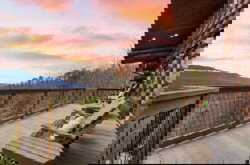 Foto 5 - Pinnacle Chalet by Avantstay Luxury Cabin w/ Panoramic Views, Fireplace & Game Room