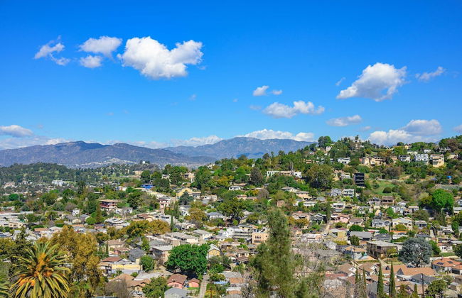 Scenic Retreat With Deck Stunning Views in LA - Photo 46