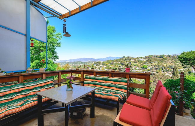 Scenic Retreat With Deck Stunning Views in LA - Photo 12