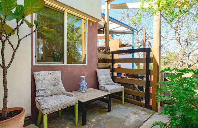 Scenic Retreat With Deck Stunning Views in LA - Photo 5