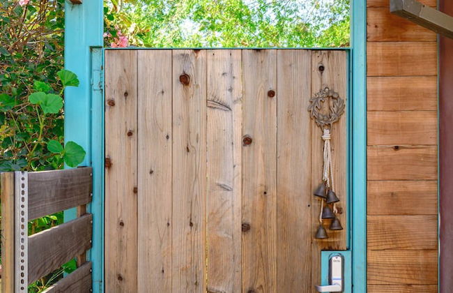 Scenic Retreat With Deck Stunning Views in LA - Photo 54