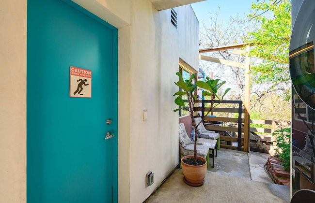 Scenic Retreat With Deck Stunning Views in LA - Photo 9