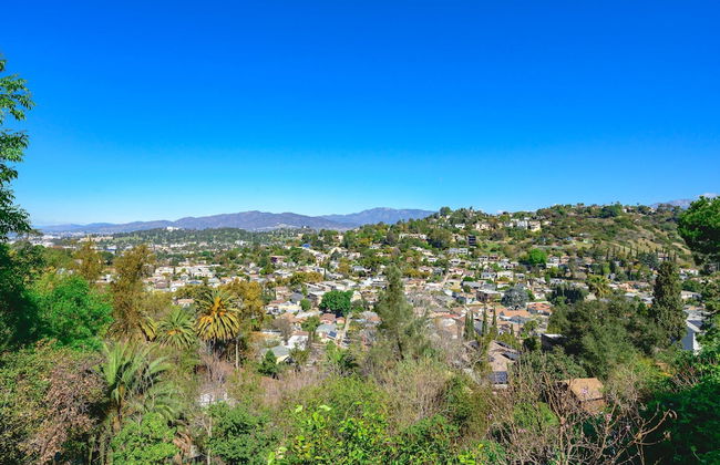 Scenic Retreat With Deck Stunning Views in LA - Photo 11
