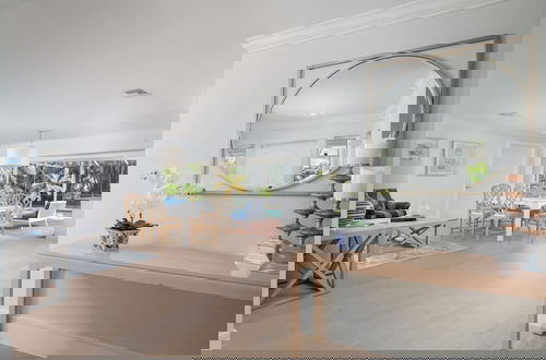 Foto 13 - Luxury Beach House w Private Beach