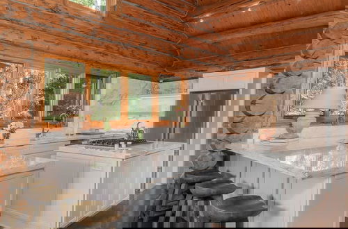 Foto 16 - Absolutely Amazing Slopeside Mountain Lodge With spa