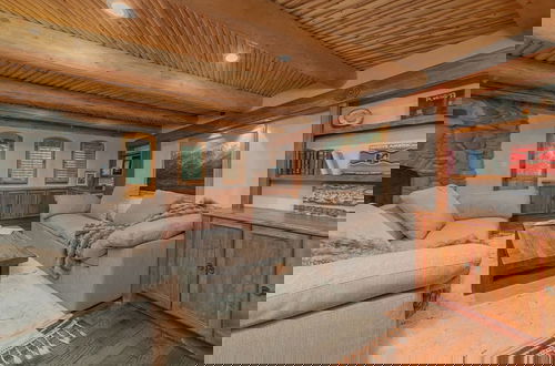 Foto 29 - Absolutely Amazing Slopeside Mountain Lodge With spa
