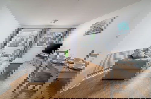 Photo 1 - Pet-friendly 1-bedroom Apartment in Crawley