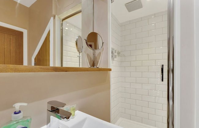 Bantham Mews by Pureserviced 1 Bedroom Luxury Mews - Photo 3