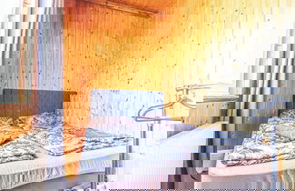 Photo 2 - Cozy 3BR Apt with Garden Sleeps 10
