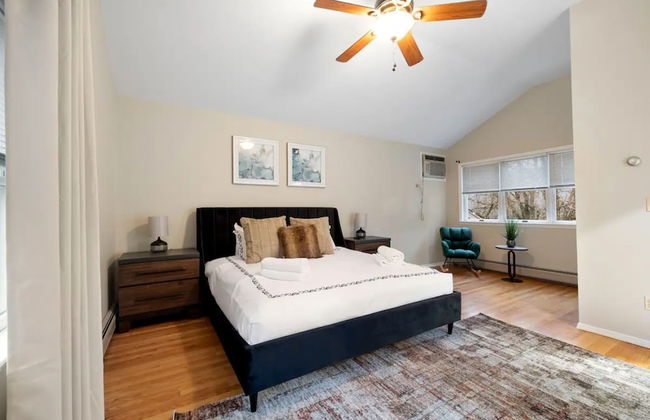 Cozy Fall Home With 4BR and Fireplace - Foto 19