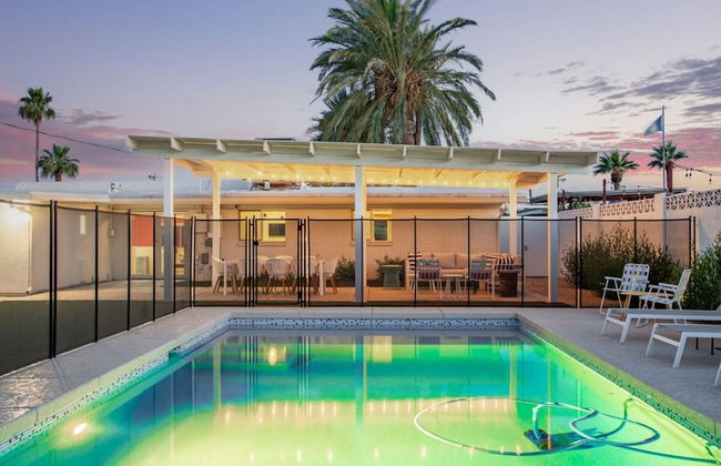 Northview Mid-century Escape Pool Firepit Bocce - Foto 1