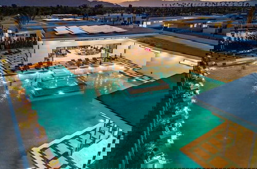 Foto 1 - Luxury 24-person Villa Private Pool, Hot Tub, Pickleball Bravo - Avantstay