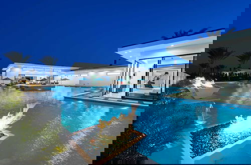 Foto 6 - Luxury 24-person Villa Private Pool, Hot Tub, Pickleball Bravo - Avantstay