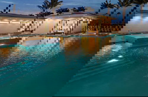 Foto 9 - Luxury 24-person Villa Private Pool, Hot Tub, Pickleball Bravo - Avantstay