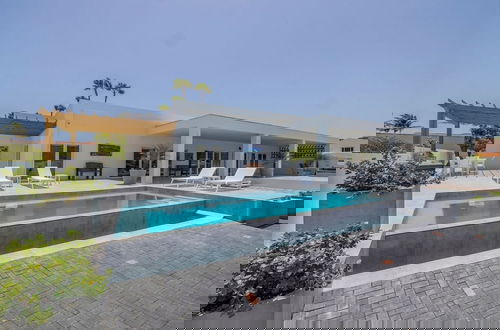 Foto 10 - Modern Trestrapi Beach Villa 8 bed 8 Bath 2 Pools