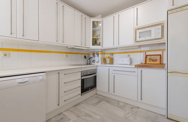 Lunamar in Marbella With 4 Bedrooms and 3 Bathrooms - Photo 10