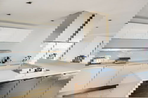 Foto 8 - Admire the Panoramic Views at Blue Ocean Penthouse