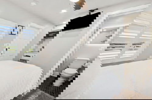 Photo 12 - Beach 5 Villas - Immaculate 300 steps from the Ocean