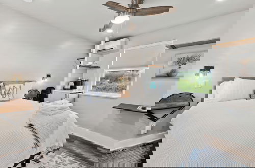 Photo 5 - Beach 5 Villas - Immaculate 300 steps from the Ocean