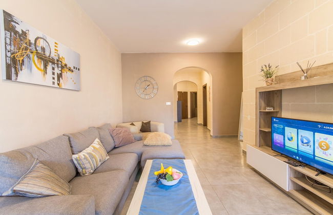 Siku Gozitan House With Pool hot tub - Photo 63