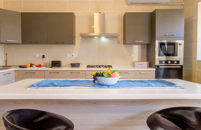 Siku Gozitan House With Pool hot tub - Photo 34