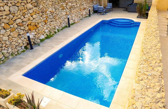 Siku Gozitan House With Pool hot tub - Photo 1