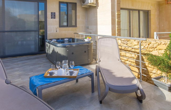 Siku Gozitan House With Pool hot tub - Photo 25