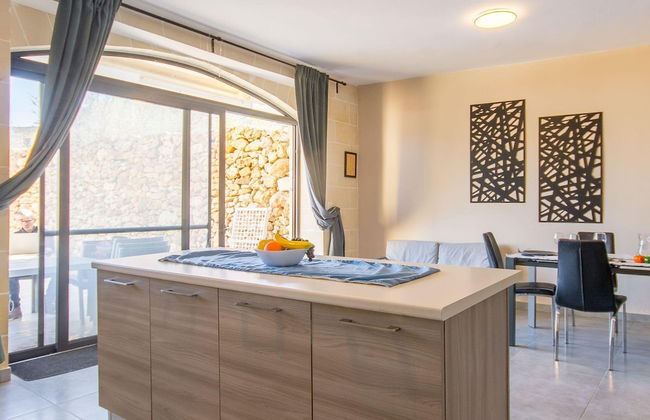 Siku Gozitan House With Pool hot tub - Photo 35