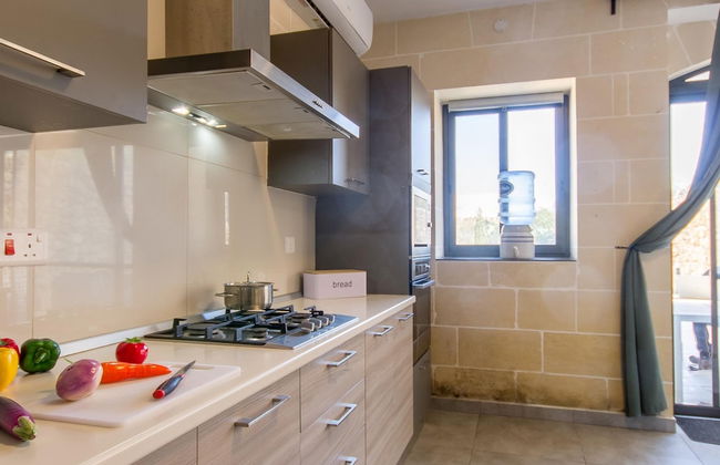 Siku Gozitan House With Pool hot tub - Photo 32