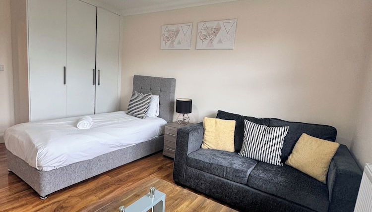 Foto 1 - Stay Near Heathrow! Pristine, Convenient & Only 5 Mins to the Terminals
