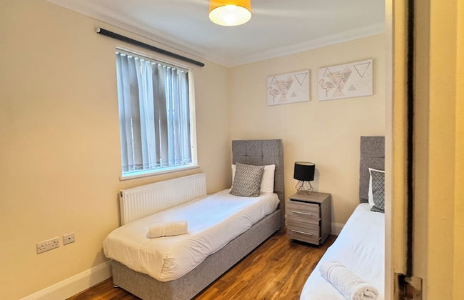 Stay Near Heathrow! Pristine, Convenient & Only 5 Mins to the Terminals - Foto 7