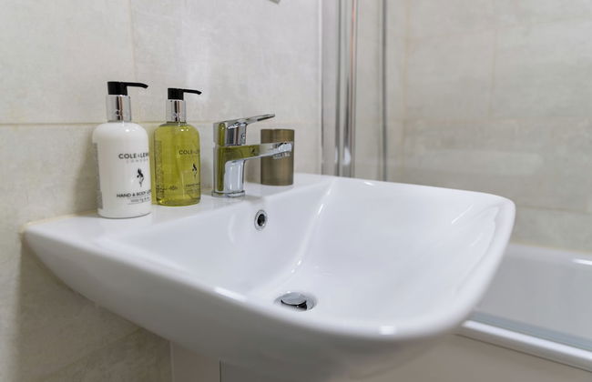 Stay Near Heathrow! Pristine, Convenient & Only 5 Mins to the Terminals - Foto 9