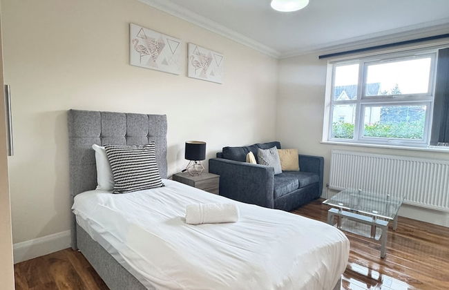 Stay Near Heathrow! Pristine, Convenient & Only 5 Mins to the Terminals - Foto 2