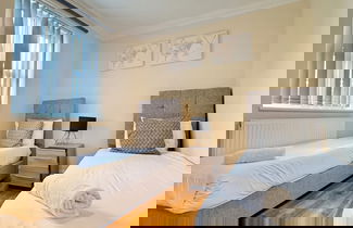 Foto 3 - Stay Near Heathrow! Pristine, Convenient & Only 5 Mins to the Terminals