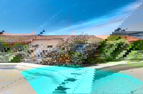 Foto 31 - Holiday Home in Saint-laurent-de-la-salle With Pool