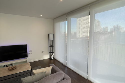 Photo 25 - Immaculate 2bed Apartment in London - City Views