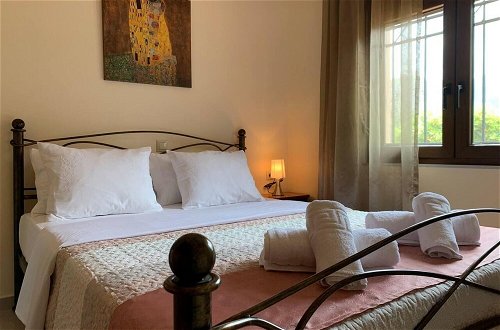 Photo 4 - Stunning 3-bedroom Villa Near Malia Beach