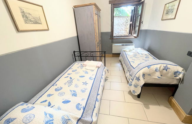 Apt 6 - Magical Grounds With Pool Jacuzzi Sleeps 4 - Photo 12