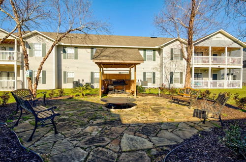 Photo 4 - Tranquil Condo With Pool Fitness Center Tennis