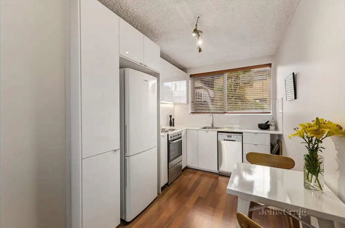 Foto 2 - Well-appointed Sunny 2 Bedroom Apartment in Northcote With Parking