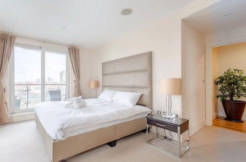 Photo 12 - Gorgeous 3 Bedroom Flat in Vauxhall With City Views