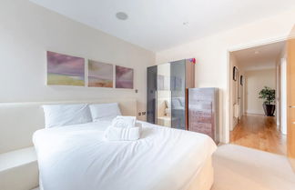 Photo 2 - Gorgeous 3 Bedroom Flat in Vauxhall With City Views