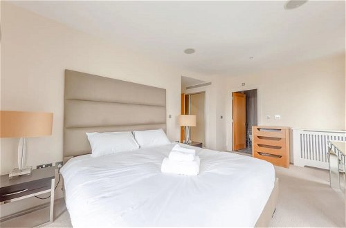 Photo 10 - Gorgeous 3 Bedroom Flat in Vauxhall With City Views