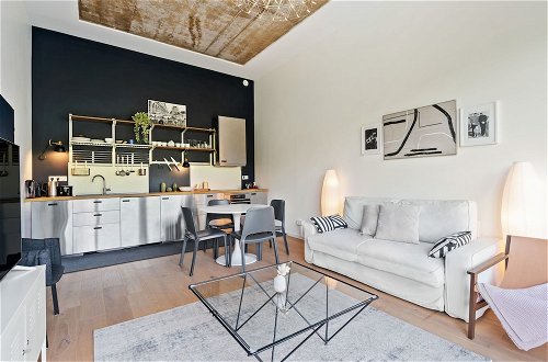 Photo 18 - Designer 1BR Apartment with Pool & Prkg