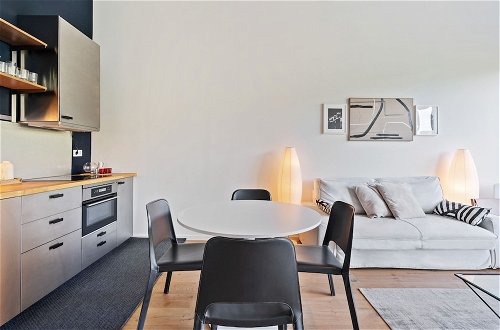 Foto 19 - Designer 1BR Apartment with Pool & Prkg